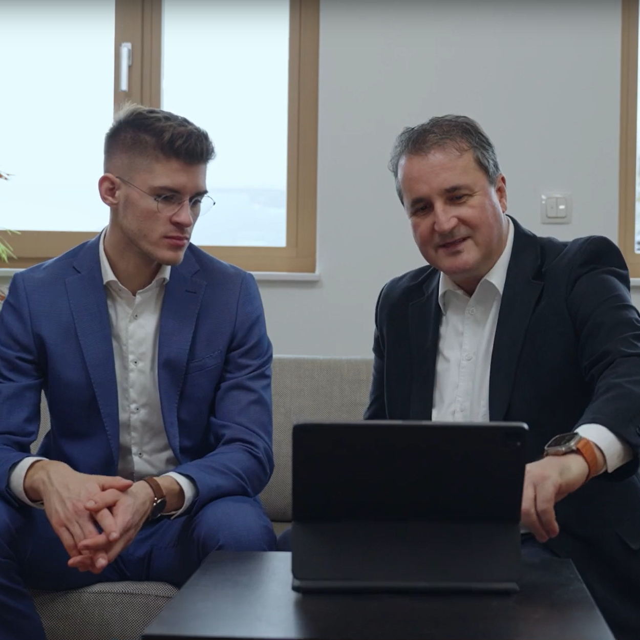 Zwei Consultants führen Meeting durch