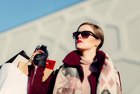 Frau mit Einkaufs-Taschen